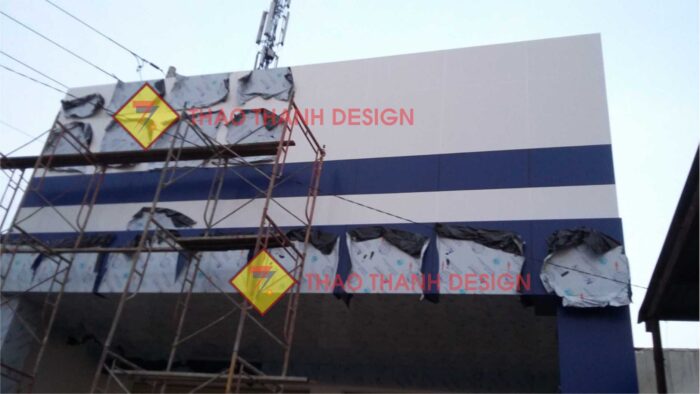 Biển hiệu ngân hàng là một phần quan trọng trong nhận diện thương hiệu.