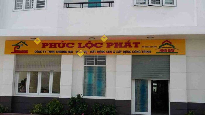 Bảng hiệu chữ nổi là loại biển quảng cáo có gắn chữ nổi trên bề mặt của bảng hiệu