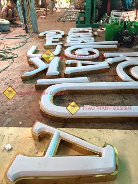 Chữ mica hút nổi giúp tăng tính chuyên nghiệp và hiệu quả quảng cáo.