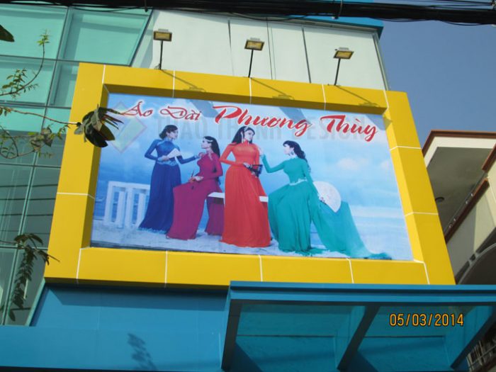 Biển hiệu không chỉ là phương tiện nhận diện thương hiệu mà còn giúp thu hút khách hàng tiềm năng. Đối với một cửa hàng áo dài, biển hiệu cần mang phong cách truyền thống nhưng vẫn giữ được sự hiện đại để tạo ấn tượng mạnh với khách hàng.