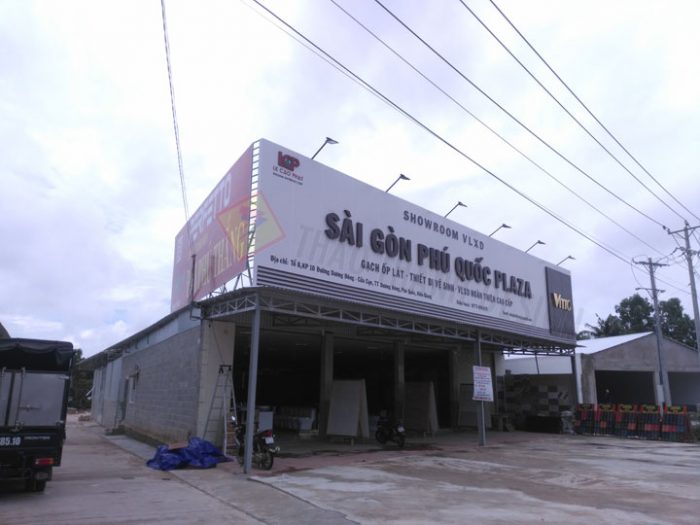 Biển Alu showroom là loại biển quảng cáo được làm từ hợp kim nhôm nhựa (Aluminium Composite Panel - Alu). Đây là vật liệu có độ bền cao, chống chịu tốt với thời tiết, mang lại vẻ đẹp sang trọng và chuyên nghiệp cho showroom.