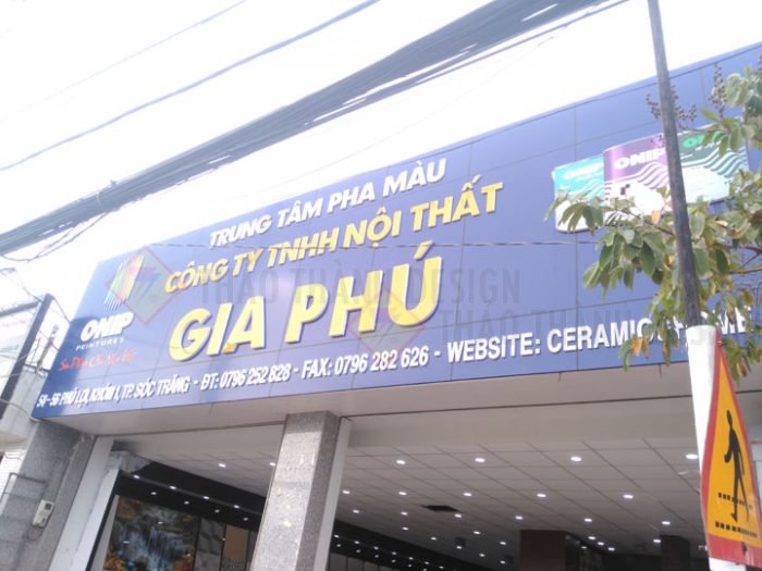 Bảng alu (Aluminium Composite Panel) là loại bảng hiệu được làm từ tấm nhôm nhựa composite có độ bền cao, khả năng chịu thời tiết tốt, dễ thi công và có tính thẩm mỹ cao. Biển alu thường được sử dụng trong quảng cáo, trang trí mặt tiền cửa hàng, showroom, công ty, ngân hàng, siêu thị và nhiều lĩnh vực khác.