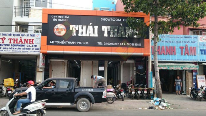 Biển hiệu showroom không chỉ là công cụ quảng bá thương hiệu mà còn giúp thu hút khách hàng tiềm năng. Một biển hiệu đẹp, chuyên nghiệp sẽ tạo ấn tượng mạnh mẽ và nâng cao uy tín cho doanh nghiệp.