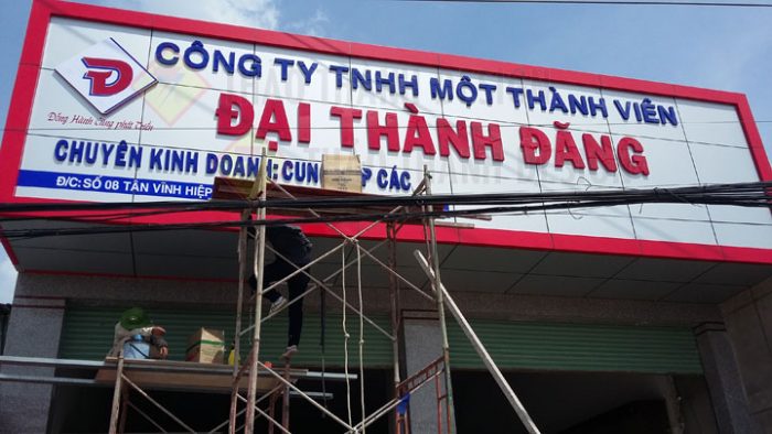 Biển quảng cáo showroom là bảng hiệu được thiết kế để giới thiệu thương hiệu, sản phẩm hoặc dịch vụ của một cửa hàng trưng bày (showroom). Đây là công cụ marketing quan trọng giúp doanh nghiệp thu hút sự chú ý của khách hàng và tạo ấn tượng chuyên nghiệp.