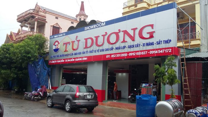 Biển hiệu showroom không chỉ là một công cụ nhận diện thương hiệu mà còn giúp thu hút khách hàng tiềm năng. Một biển hiệu đẹp, chuyên nghiệp sẽ tạo ấn tượng mạnh mẽ, thể hiện sự uy tín và đẳng cấp của doanh nghiệp.