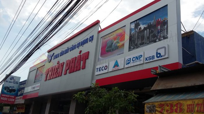 Bảng Alu ngoài trời là loại biển quảng cáo sử dụng tấm nhôm nhựa (Aluminum Composite Panel - Alu) làm vật liệu chính. Loại bảng này được ứng dụng rộng rãi trong quảng cáo nhờ độ bền cao, khả năng chống chịu thời tiết tốt và tính thẩm mỹ cao.