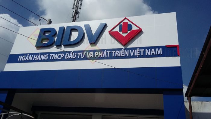 Bảng hiệu quảng cáo là yếu tố quan trọng trong việc xây dựng hình ảnh thương hiệu và thu hút khách hàng. Một bảng hiệu được thi công đúng chuẩn không chỉ góp phần gia tăng tính thẩm mỹ mà còn tạo điểm nhấn đối với khách hàng tiềm năng.