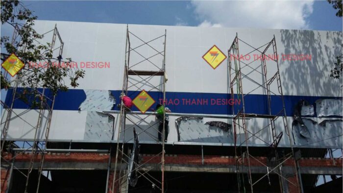 Mặt dựng Aluminium là loại vật liệu được làm từ nhôm tổng hợp, gồm 2 lớp nhôm mỏng bên ngoài và lớp lõi nhựa ở giữa. Loại vật liệu này được ứng dụng rộng rãi trong thiết kế và trang trí ngoại thất nhờ vào tính thẩm mỹ cao.