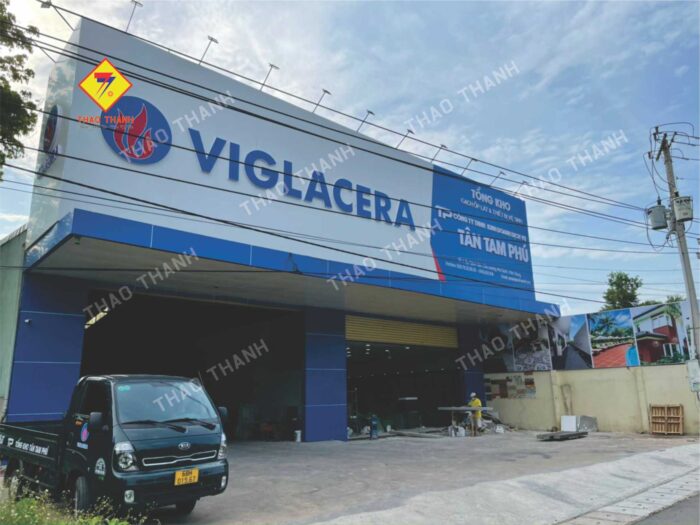 Mặt dựng aluminium ngoài trời là lựa chọn hàng đầu cho các công trình quảng cáo hiện đại.