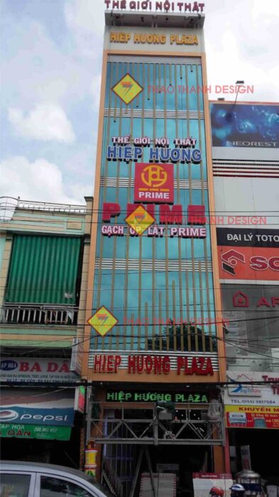Bảng hiệu mặt tiền showroom là loại biển quảng cáo làm từ tấm nhôm alu