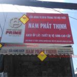 thi công bảng hiệu alu Một bảng hiệu đẹp, chuyên nghiệp sẽ tạo ấn tượng mạnh mẽ, giúp tăng khả năng nhận diện và ghi nhớ thương hiệu.