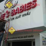 Bảng hiệu shop không chỉ là công cụ nhận diện thương hiệu mà còn đóng vai trò thu hút khách hàng, tạo ấn tượng ban đầu.