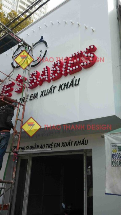 Bảng hiệu shop không chỉ là công cụ nhận diện thương hiệu mà còn đóng vai trò thu hút khách hàng, tạo ấn tượng ban đầu.