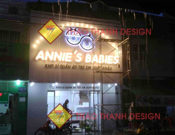 Bảng hiệu shop không chỉ là công cụ nhận diện thương hiệu mà còn đóng vai trò thu hút khách hàng, tạo ấn tượng ban đầu.