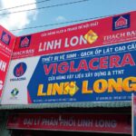 Bảng hiệu căng bạt là loại bảng quảng cáo sử dụng khung sắt kết hợp với bạt hiflex, bạt 2 da, bạt không gân, bạt có gân, bạt 3m in ấn kỹ thuật số trên máy in chuyên dụng chất lượng in và độ phân giải cao để truyền tải thông điệp