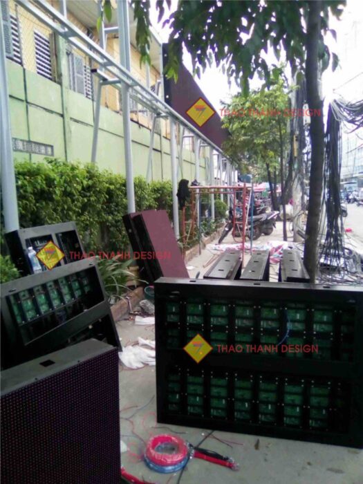 Bảng LED (Light Emitting Diode) là loại bảng hiển thị sử dụng công nghệ đi-ốt phát quang để tạo ra ánh sáng.