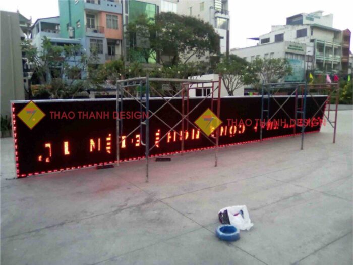 Bảng LED (Light Emitting Diode) là loại bảng hiển thị sử dụng công nghệ đi-ốt phát quang để tạo ra ánh sáng.