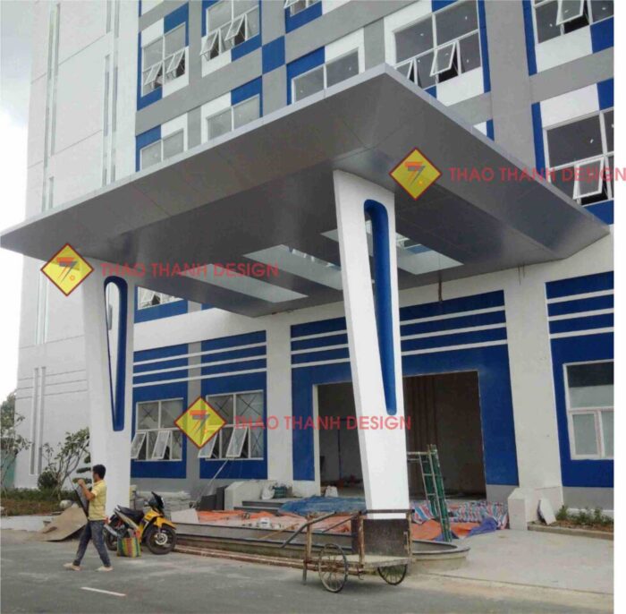 Mái đón alu là loài mái che được làm từ tấm nhôm nhựa composite (Aluminium Composite Panel - ACP), kết hợp với khung sắt, inox hoặc nhôm để tăng độ bền và thẩm mỹ.