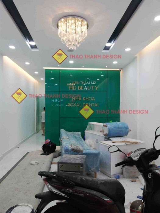 vách kính phòng khám nha khoa Biển quảng cáo là công cụ quảng bá quan trọng, giúp doanh nghiệp tăng nhận diện và thu hút khách hàng hiệu quả.