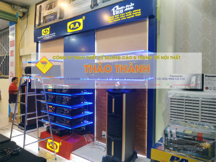 Kệ âm thanh là sản phẩm dùng để bố trí và sắp xếp các thiết bị âm thanh như loa, ampli, đầu CD, hay các thiết bị giải trí khác. Kệ không chỉ giúp tổ chức không gian gọn gàng mà còn bảo vệ thiết bị, tối ưu hóa hiệu suất hoạt động và tăng tính thẩm mỹ cho căn phòng.