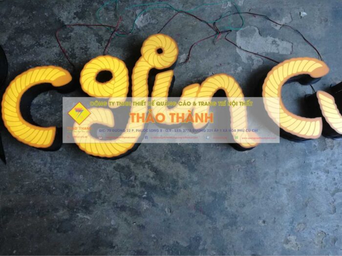chữ nổi mica phủ film 3M Biển chữ nổi mica là loại biển quảng cáo sử dụng chất liệu mica để tạo chữ và hình ảnh nổi bật. Với đặc tính bền đẹp