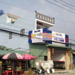 bảng alu gắn chữ nổi Bảng alu là loại bảng quảng cáo được làm từ tấm nhôm nhựa composite (Aluminium Composite Panel), có độ bền cao, chịu thời tiết tốt và mang lại tính thẩm mỹ cao. Đây là lựa chọn phổ biến cho các cửa hàng, doanh nghiệp và công ty muốn có bảng hiệu bền đẹp, sang trọng.