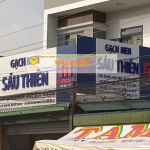 bảng alu gắn chữ nổi Bảng alu là loại bảng quảng cáo được làm từ tấm nhôm nhựa composite (Aluminium Composite Panel), có độ bền cao, chịu thời tiết tốt và mang lại tính thẩm mỹ cao. Đây là lựa chọn phổ biến cho các cửa hàng, doanh nghiệp và công ty muốn có bảng hiệu bền đẹp, sang trọng.