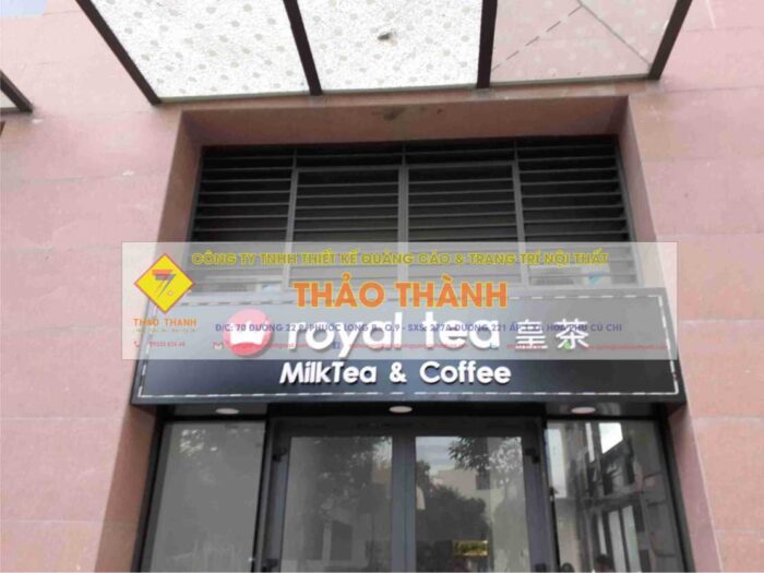 bảng hiệu alu gắn chữ nổi mica Biển hiệu quán không chỉ đơn thuần là biển quảng cáo mà còn là công cụ quan trọng giúp quán thu hút khách hàng.