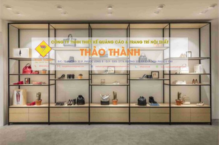giá kệ trưng bày shop Quầy kệ shop là hệ thống kệ trưng bày hàng hóa trong các cửa hàng, siêu thị, showroom... Nhờ các loại kệ này, sản phẩm được trịnh bày gọn gàng, bắt mắt và giúp khách hàng dễ dàng lựa chọn.