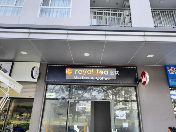 làm biển quảng cáo alu Biển hiệu quán không chỉ đơn thuần là biển quảng cáo mà còn là công cụ quan trọng giúp quán thu hút khách hàng.