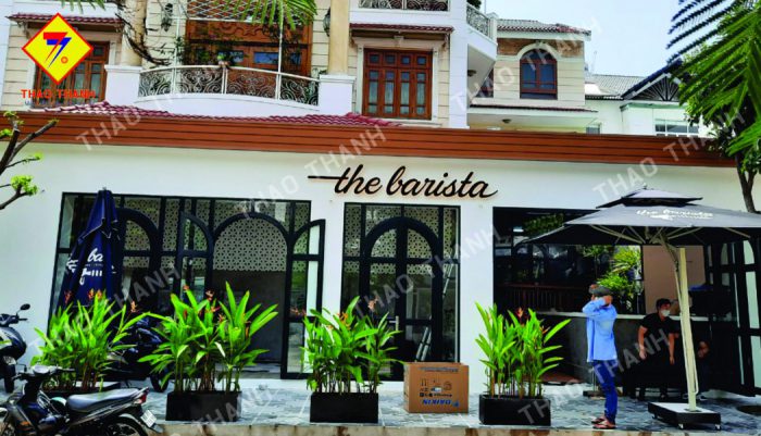 Biển hiệu quán cafe không chỉ là một yếu tố thẩm mỹ, mà còn giúp: Thu hút khách hàng từ xa. Tăng nhận diện thương hiệu. Giúp khách nhớ đến quán dễ dàng hơn.