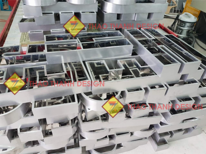 Chữ nổi inox là một trong những giải pháp quảng cáo được ưa chuộng nhất hiện nay. Nhờ tính thẩm mỹ cao và độ bền vượt trội, nó thường được sử dụng cho bảng hiệu công ty, nhà hàng, showroom hay quán cà phê. Nếu bạn đang tìm hiểu thêm về các loại bảng hiệu, có thể tham khảo tại đây.
đơn vị chuyên gia công các sản phẩm chữ nổi inox công ty xí nghiệp cửa hàng showroom trường học trung tâm thương mại bệnh viện