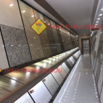 Giá kệ gạch ốp lát là hệ thống kệ chuyên dụng giúp trưng bày, lưu trữ các loại gạch ốp lát trong cửa hàng vật liệu xây dựng, showroom hoặc kho chứa hàng. Những giá kệ này không chỉ giúp sắp xếp gạch khoa học mà còn nâng cao trải nghiệm mua sắm của khách hàng.