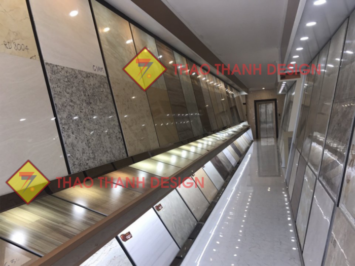 kệ gạch ốp lát Giá kệ gạch ốp lát là hệ thống kệ chuyên dụng giúp trưng bày, lưu trữ các loại gạch ốp lát trong cửa hàng vật liệu xây dựng, showroom hoặc kho chứa hàng. Những giá kệ này không chỉ giúp sắp xếp gạch khoa học mà còn nâng cao trải nghiệm mua sắm của khách hàng.