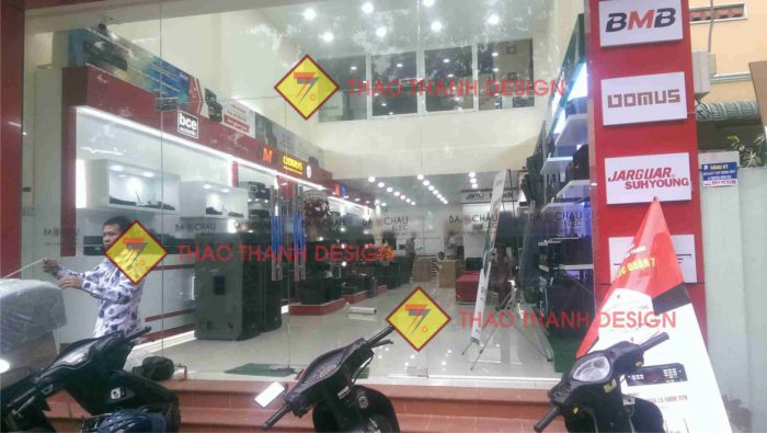 kệ trưng bày showroom âm thanh Kệ trưng bày giúp showroom âm thanh trở nên chuyên nghiệp, tối ưu không gian và tăng trải nghiệm khách hàng. Hãy chọn kệ phù hợp để nâng tầm thương hiệu và tạo ấn tượng tốt hơn cho khách hàng. Nếu bạn muốn phòng trưng bày tối ưu của mình, hãy tham khảo các giải pháp quảng cáo giúp tăng hiệu quả kinh doanh.
đơn vị chuyên đóng kệ trưng bày showroom âm thanh