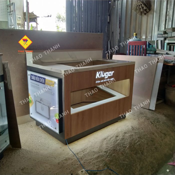 Kệ trưng bày bồn rửa là sản phẩm giúp tối ưu không gian trưng bày, sắp xếp các mẫu bồn rửa một cách gọn gàng, chuyên nghiệp. Với thiết kế đa dạng, bền chắc, kệ trưng bày phù hợp với showroom nội thất, cửa hàng thiết bị vệ sinh và siêu thị.