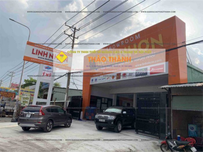 Biển hiệu showroom gạch không chỉ giúp nhận diện thương hiệu mà còn thu hút khách hàng, tạo ấn tượng chuyên nghiệp. Một biển hiệu đẹp, rõ ràng sẽ nâng cao giá trị thẩm mỹ và góp phần gia tăng doanh số bán hàng.