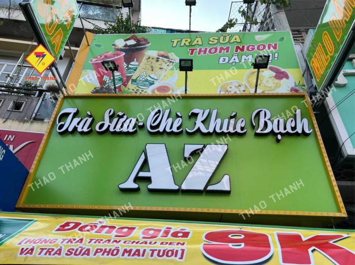 Bảng hiệu Alu (Aluminium Composite Panel) là loại bảng hiệu được làm từ tấm nhôm nhựa tổng hợp, có đặc tính bền bỉ, chống chịu tốt với thời tiết và mang lại tính thẩm mỹ cao. Đây là lựa chọn phổ biến cho các cửa hàng, doanh nghiệp, showroom và trung tâm thương mại, thiết kế thi công bảng hiệu quảng cáo quán trà sữa làm biển hiệu chuỗi trà sữa AZ.