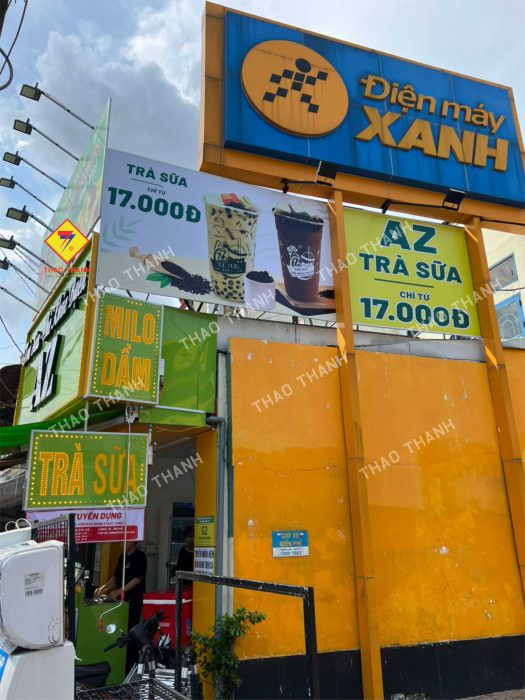 Bảng hiệu Alu (Aluminium Composite Panel) là loại bảng hiệu được làm từ tấm nhôm nhựa tổng hợp, có đặc tính bền bỉ, chống chịu tốt với thời tiết và mang lại tính thẩm mỹ cao. Đây là lựa chọn phổ biến cho các cửa hàng, doanh nghiệp, showroom và trung tâm thương mại, thiết kế thi công bảng hiệu quảng cáo quán trà sữa làm biển hiệu chuỗi trà sữa AZ.