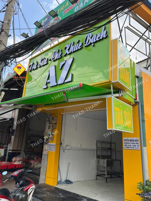 Bảng hiệu Alu (Aluminium Composite Panel) là loại bảng hiệu được làm từ tấm nhôm nhựa tổng hợp, có đặc tính bền bỉ, chống chịu tốt với thời tiết và mang lại tính thẩm mỹ cao. Đây là lựa chọn phổ biến cho các cửa hàng, doanh nghiệp, showroom và trung tâm thương mại, thiết kế thi công bảng hiệu quảng cáo quán trà sữa làm biển hiệu chuỗi trà sữa AZ.