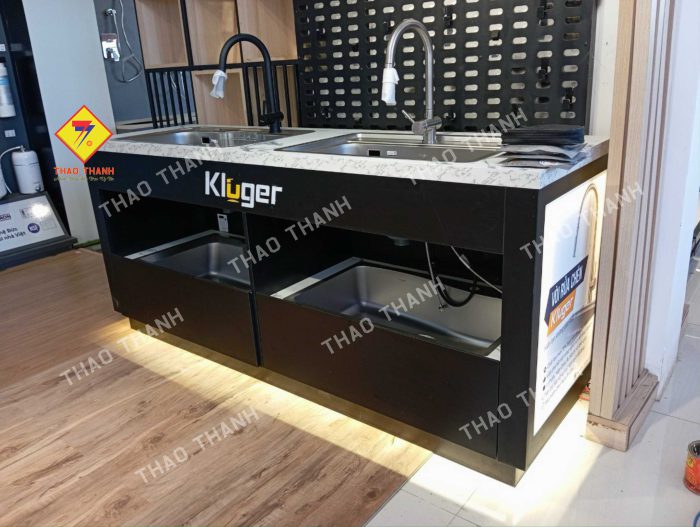 Kệ trưng bày bồn rửa là giải pháp tối ưu giúp sắp xếp và giới thiệu các mẫu chậu rửa một cách khoa học, chuyên nghiệp. Với thiết kế đa dạng, chất liệu bền bỉ, sản phẩm này phù hợp cho showroom, cửa hàng thiết bị vệ sinh và trung tâm thương mại.