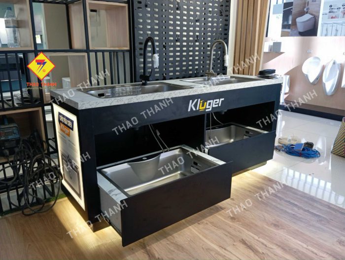 Kệ trưng bày bồn rửa là giải pháp tối ưu giúp sắp xếp và giới thiệu các mẫu chậu rửa một cách khoa học, chuyên nghiệp. Với thiết kế đa dạng, chất liệu bền bỉ, sản phẩm này phù hợp cho showroom, cửa hàng thiết bị vệ sinh và trung tâm thương mại.