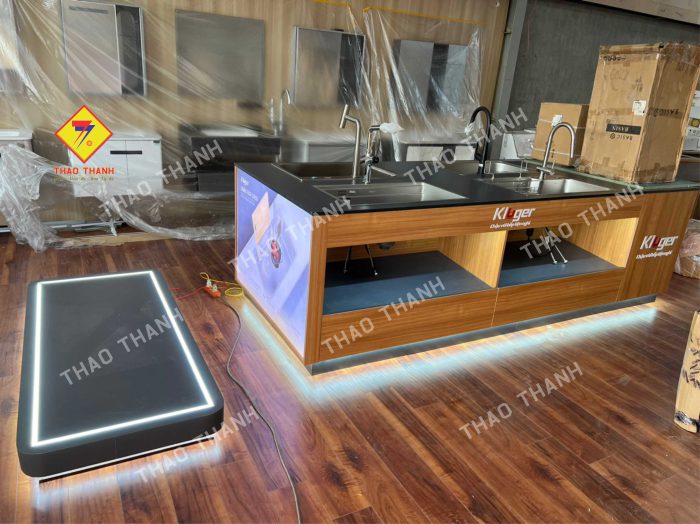 Quầy kệ trưng bày là thiết bị không thể thiếu trong các cửa hàng, showroom nội thất, siêu thị và trung tâm thương mại. Chúng giúp tối ưu không gian, sắp xếp sản phẩm khoa học và nâng cao giá trị trưng bày, thu hút khách hàng,giá kệ đảo chậu.