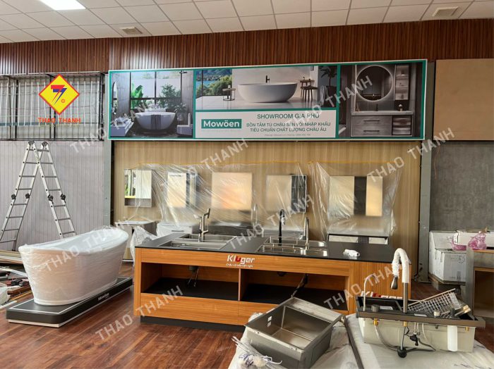 Quầy kệ trưng bày là thiết bị không thể thiếu trong các cửa hàng, showroom nội thất, siêu thị và trung tâm thương mại. Chúng giúp tối ưu không gian, sắp xếp sản phẩm khoa học và nâng cao giá trị trưng bày, thu hút khách hàng.