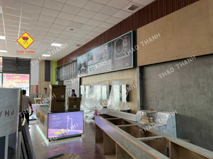Quầy kệ trưng bày là thiết bị không thể thiếu trong các cửa hàng, showroom nội thất, siêu thị và trung tâm thương mại. Chúng giúp tối ưu không gian, sắp xếp sản phẩm khoa học và nâng cao giá trị trưng bày, thu hút khách hàng.