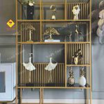 Kệ sắt trang trí là sản phẩm nội thất không thể thiếu trong không gian hiện đại, giúp sắp xếp đồ đạc gọn gàng và tạo điểm nhấn thẩm mỹ. Với thiết kế đa dạng, kệ sắt phù hợp cho phòng khách, phòng ngủ, quán cà phê, văn phòng và nhiều không gian khác.