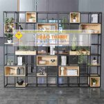 Kệ sắt trang trí là sản phẩm nội thất không thể thiếu trong không gian hiện đại, giúp sắp xếp đồ đạc gọn gàng và tạo điểm nhấn thẩm mỹ. Với thiết kế đa dạng, kệ sắt phù hợp cho phòng khách, phòng ngủ, quán cà phê, văn phòng và nhiều không gian khác.