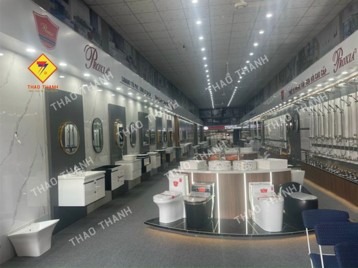 Kệ trưng bày gạch là một giải pháp không thể thiếu cho các showroom gạch men. Việc lựa chọn kệ phù hợp không chỉ giúp trưng bày sản phẩm chuyên nghiệp mà còn tăng trải nghiệm mua sắm của khách hàng. Hãy đầu tư vào các mẫu kệ chất lượng để nâng cao giá trị thương hiệu và tối ưu hóa doanh số bán hàng!