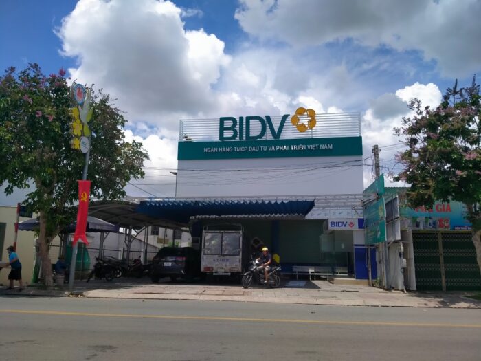 Bảng hiệu ngân hàng là loại biển hiệu được làm từ tấm nhôm nhựa composite (alu), kết hợp với chữ nổi mica, inox hoặc LED. Bảng hiệu alu được sử dụng rộng rãi trong ngành ngân hàng do tính thẩm mỹ cao, độ bền và khả năng tác động thương hiệu mạnh mẽ.