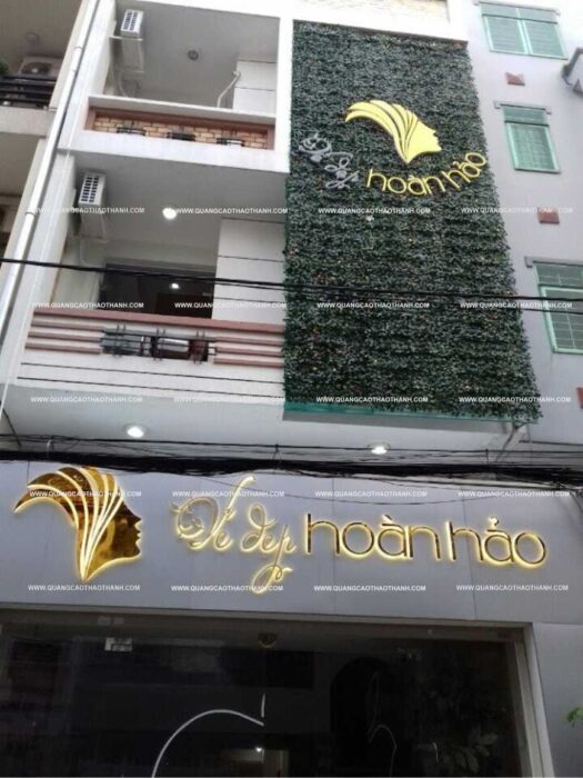 Biển hiệu spa không chỉ giúp khách hàng nhận diện thương hiệu mà còn là yếu tố thu hút khách hàng ngay từ cái nhìn đầu tiên. Một biển hiệu chuyên nghiệp, bắt mắt sẽ giúp spa nổi bật